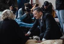 Временно исполняющий обязанности губернатора Александр Хинштейн навестил жителей Курской области, которые накануне были эвакуированы из теперь уже освобождённой Суджи и находятся сейчас в ПВР
