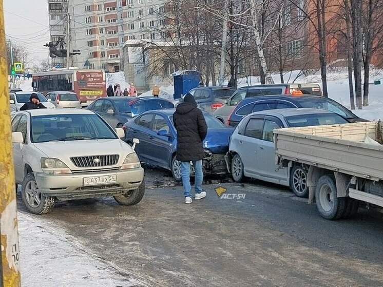 Массовая авария случилась в Калининском районе Новосибирска