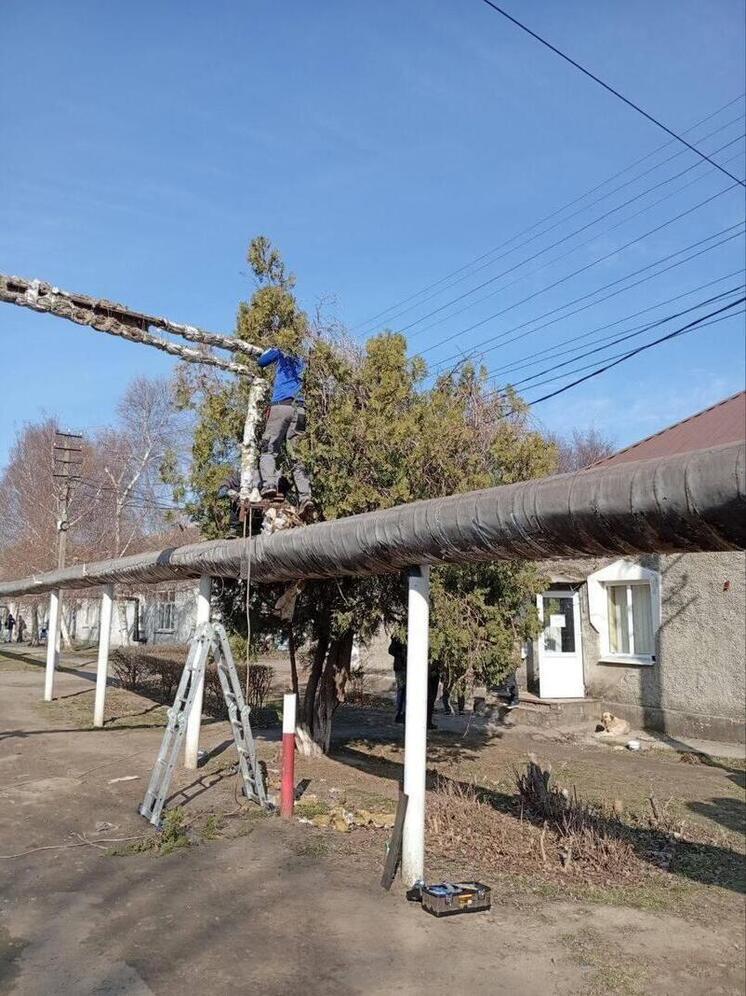 Поврежденный теплопровод в Каменке-Днепровской отремонтировали