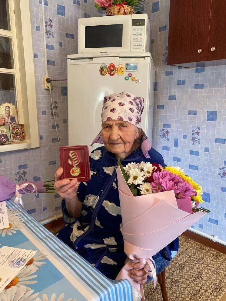 Жительницу Калмыкии поздравили с 95-летним юбилеем