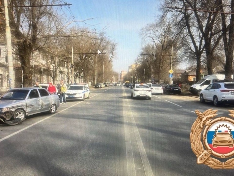 В Ростове в аварии пострадал 24-летний автомобилист