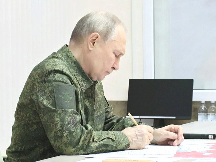 Не склонны к символизму: Песков ответил, почему Путин появился в военной форме
