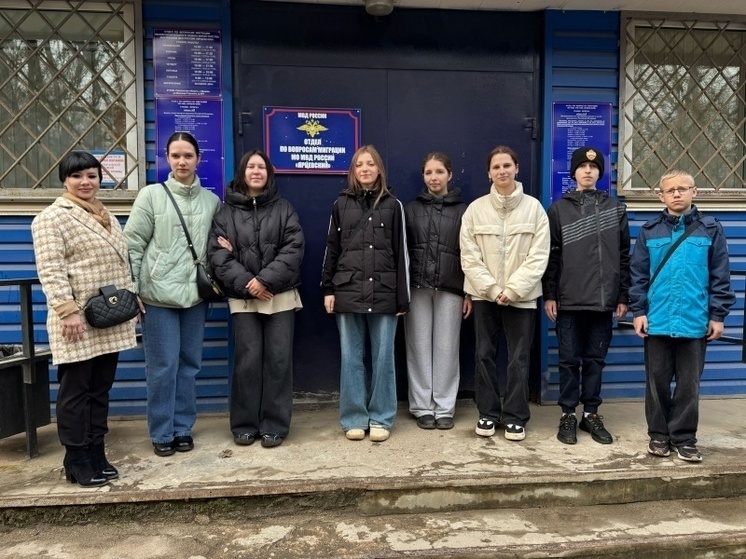 Ярцевские полицейские провели для школьников экскурсию в подразделение по вопросам миграции