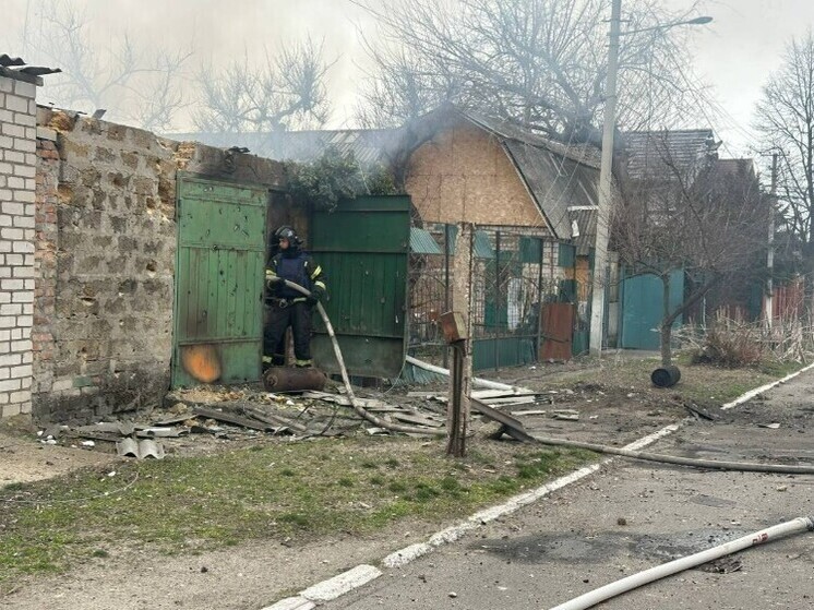 В Новой Каховке загорелся гараж после обстрела ВСУ
