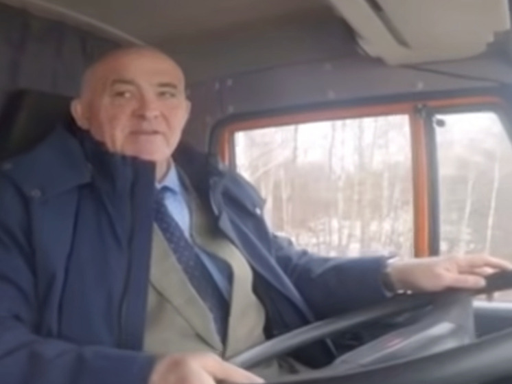 Костромской губернатор Сергей Ситников проехал за рулём КамАЗа по новому мосту через Унжу