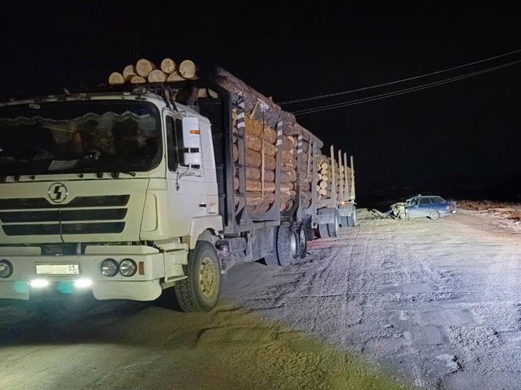 В Бурятии водитель "ВАЗа" госпитализирован после столкновения с грузовиком
