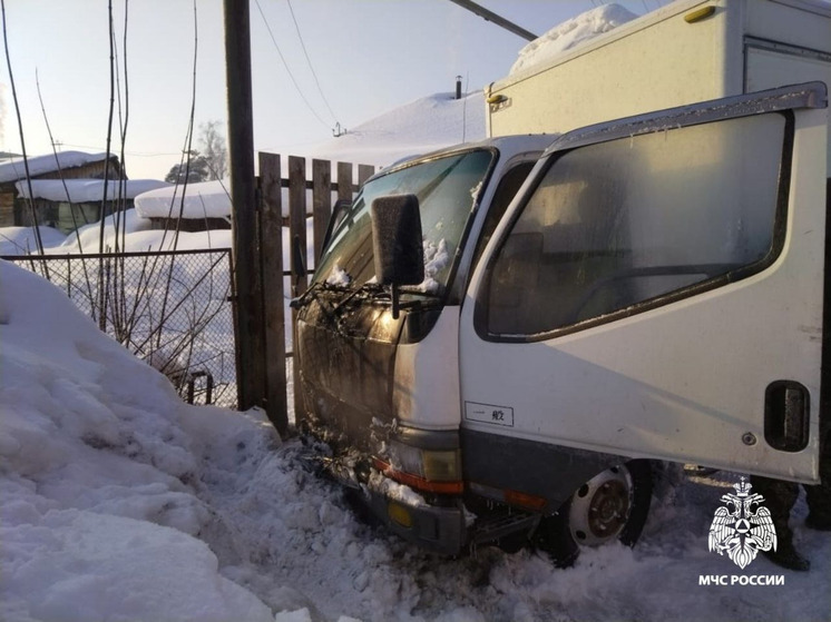 На Алтае огонь охватил грузовик