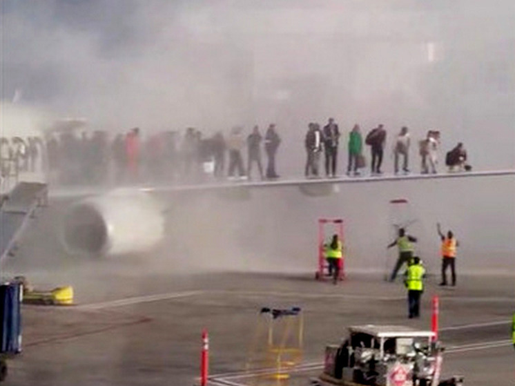 При пожаре на борту Boeing 737 в Денвере пострадали 12 человек