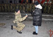 На перроне барнаульского ж/д вокзала девушка встречала своего молодого человека, который будучи сотрудником Росгвардии отправлялся в командировку в зону СВО. Сюрпризом для нее стало предложение руки и сердца, сделанное в окружении сослуживцев бойца.