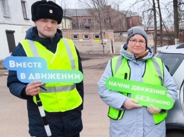 В Старой Руссе пешеходам напомнили правило «стой-смотри-слушай-думай-иди»