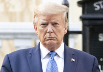 Президент Дональд Трамп пригрозил ввести 200-процентные пошлины на вино и шампанское из стран Европейского союза в связи с последней угрозой эскалации глобальной торговой войны, начатой президентом США против крупнейших торговых партнеров Америки