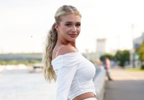 Выступающая в танцах на льду 20-летняя фигуристка Софья Леонтьева сфотографировалась в соблазнительном платье. Партнерша Даниила Горелкина засветила красивую грудь и шикарные ноги.