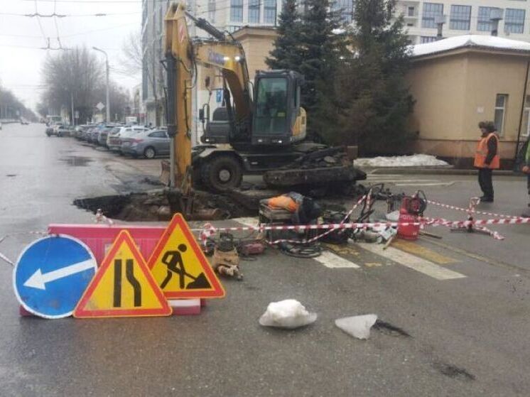 В Уфе устраняют провал асфальта на проезжей части