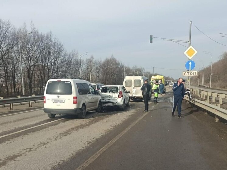 На Елецком шоссе в Липецке в массовом ДТП пострадала женщина