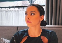 Лидер российской сборной по художественной гимнастике Лала Крамаренко сняла рилс о повседневной жизни гимнасток вместе с подругой и коллегой, чемпионкой России в смешанных парах Юлией Кутлаевой. Спортсменки сходили за продуктами.