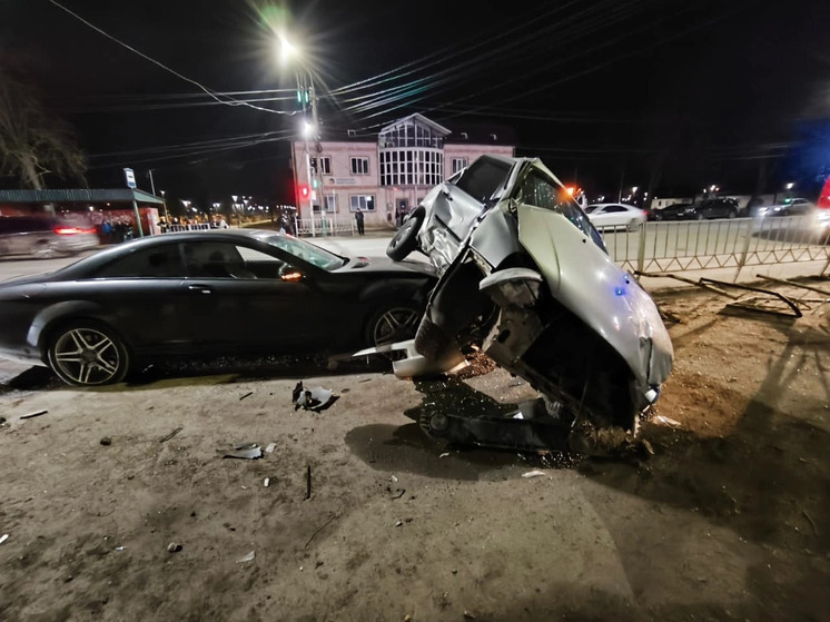 Под Орлом «Лада Калина» врезалась в «Мерседес» при повороте