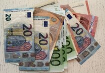 В начале марта ЦБ оставил в силе ограничения по наличным деньгам в валюте в связи с санкциями в адрес России, запрещающие российским финансовым институтам покупать наличную валюту западных стран