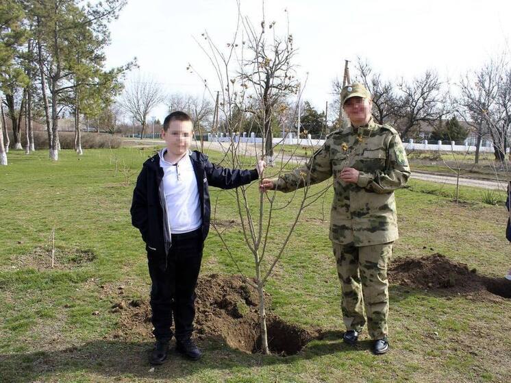 Росгвардейцы высадили памятную аллею в день освобождения Херсона от гитлеровцев