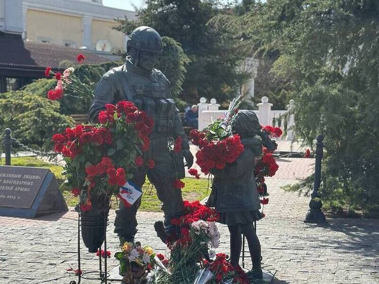 Делегация от Херсона возложила цветы к памятнику «Вежливые люди» в Крыму