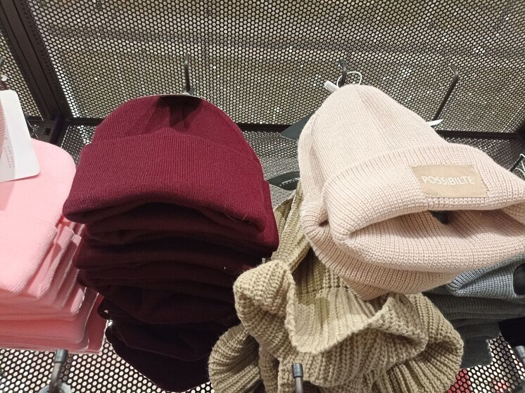 Жителям Хакасии посоветовали надевать шапку для защиты волос и кожи