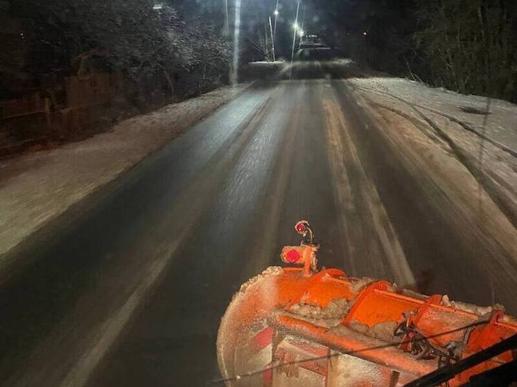 Дорожные службы всю ночь устраняли последствия непогоды в Новгородской области