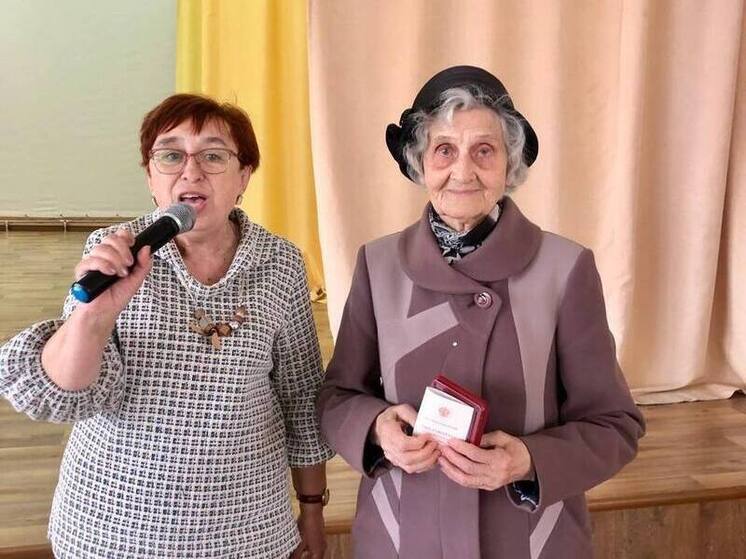 В Орловской гимназии вручили медали узникам концлагерей в честь 80-летия Победы