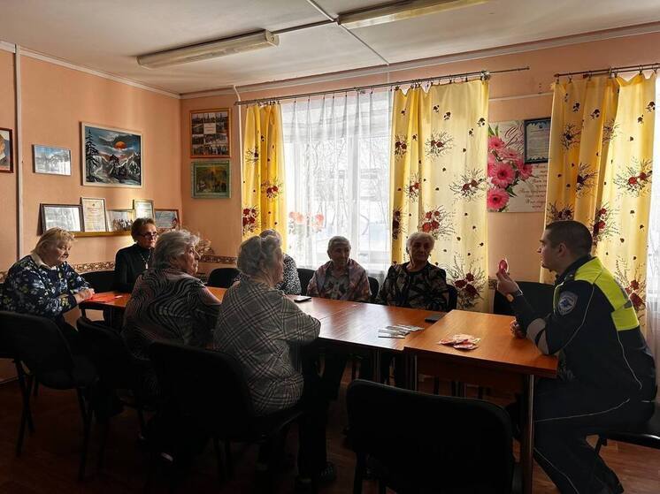 В Печенгском районе пенсионерам рассказали о правилах дорожного движения