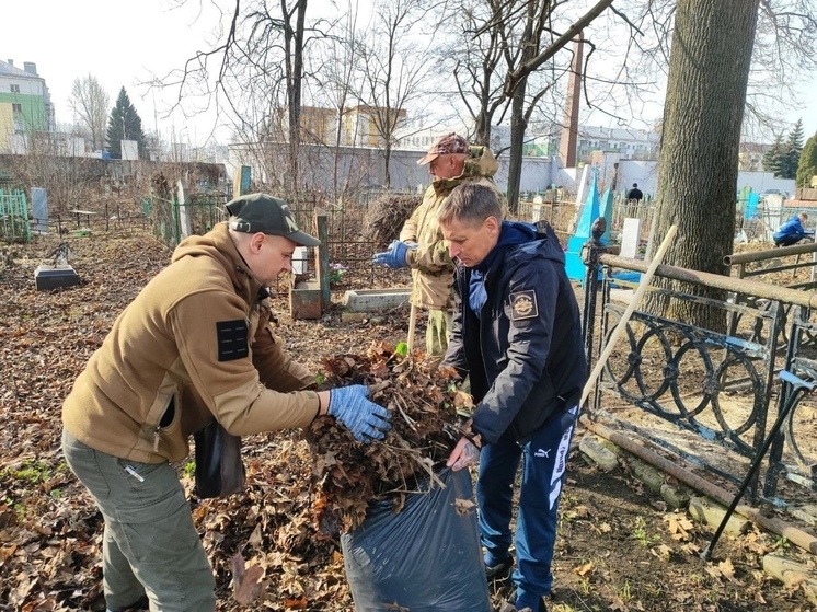 Ветераны СВО приняли участие в субботнике на Евдокиевском кладбище Липецка