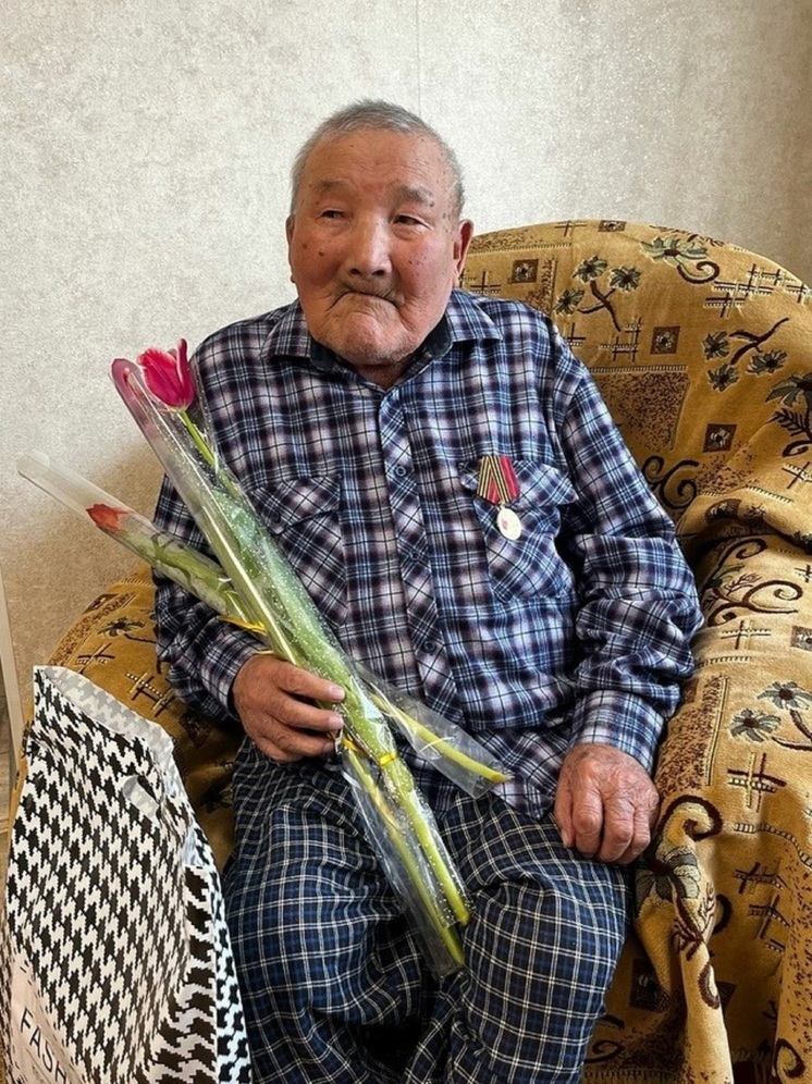 Жителю Калмыкии вручили юбилейную медаль