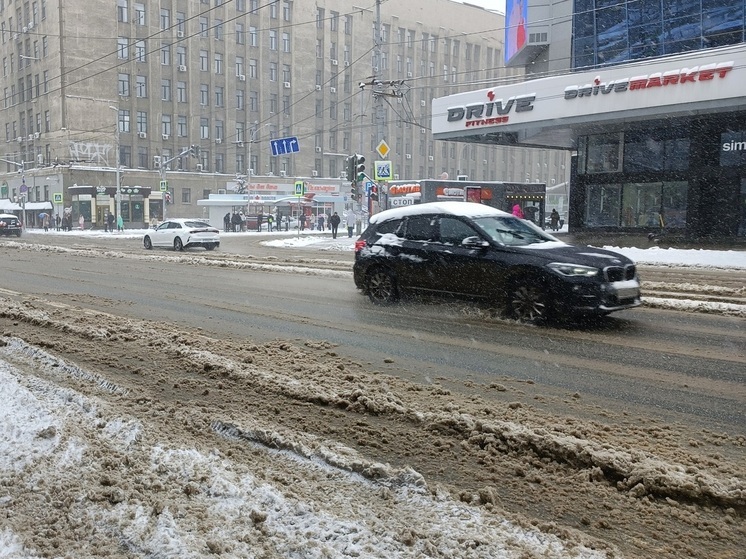 В Екатеринбурге автобус залил грязью детскую коляску