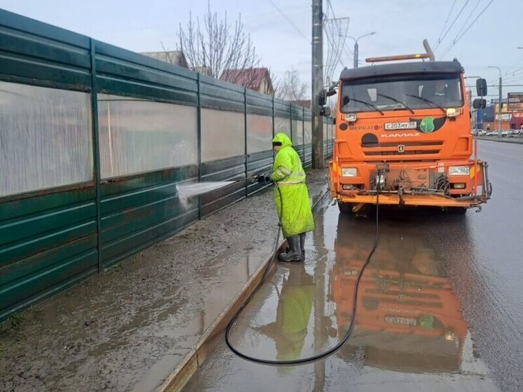 Сотрудники «Пензавтодора» приступили к весенней уборке дорог и тротуаров