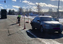 Днем 15 марта в Новгородском округе, на 546-м километре федеральной автодороги М-10 «Россия» 42-летний водитель КамАЗа с полуприцепом не выдержал безопасную дистанцию и врезался в мирно остановившуюся на красный свет «Шкоду Октавию», сообщила пресс-служба Управления Госавтоинспекции УМВД РФ по Новгородской области