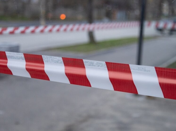 В Петербурге на Лиговском балконный обломок разбил стекло авто и ранил водителя