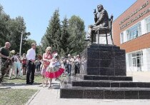 Екатерина Рождественская представит на Алтае новый музыкально-поэтический спектакль о прославненном отце. Музыкально-поэтическая программа «Письмо туда» по мотивам жизни выдающегося советского поэта-шестидесятника будет показана в Барнауле, Рубцовске и Бийске в дни Литературного фестиваля Роберта Рождественского.