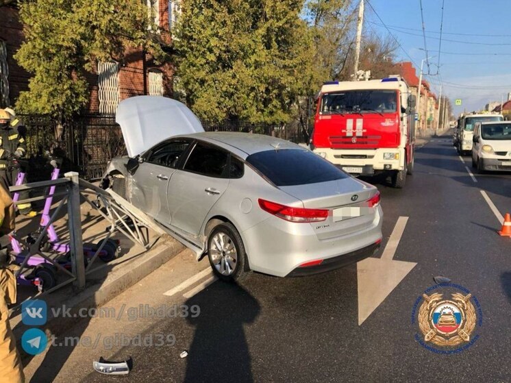 В Калининграде автомобиль влетел в ограждение после аварии