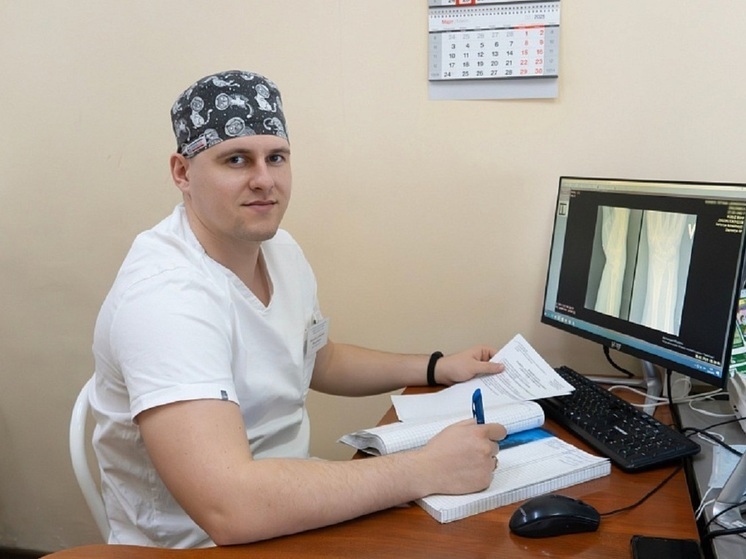 Из династии врачей: в краевой больнице скорой медпомощи Барнаула работает молодой ортопед