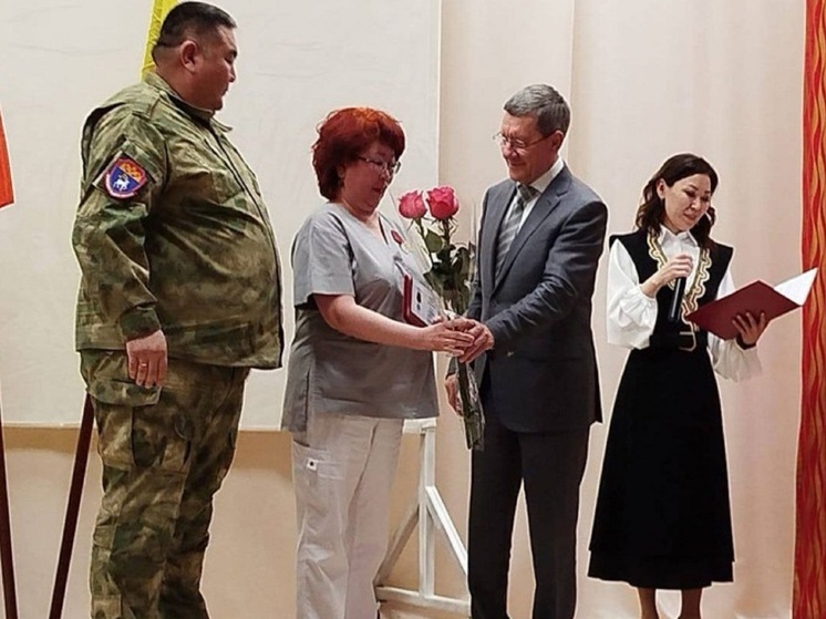 В Элисте наградили медиков