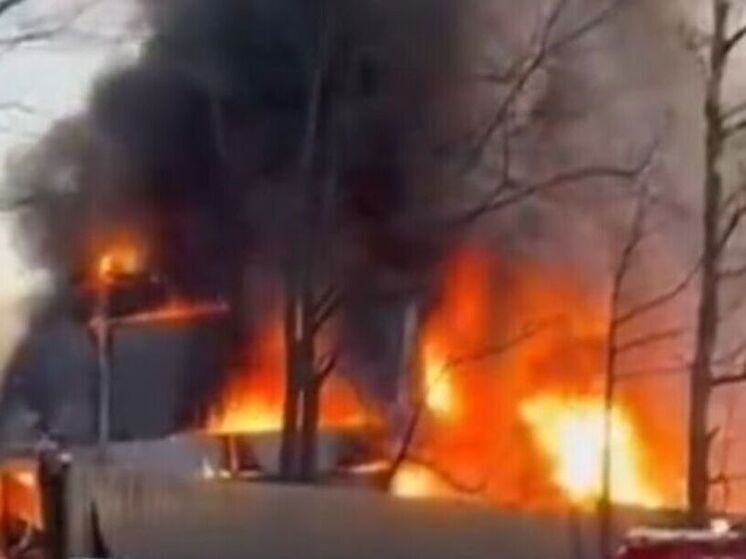 В подмосковном Реутове загорелось здание склада