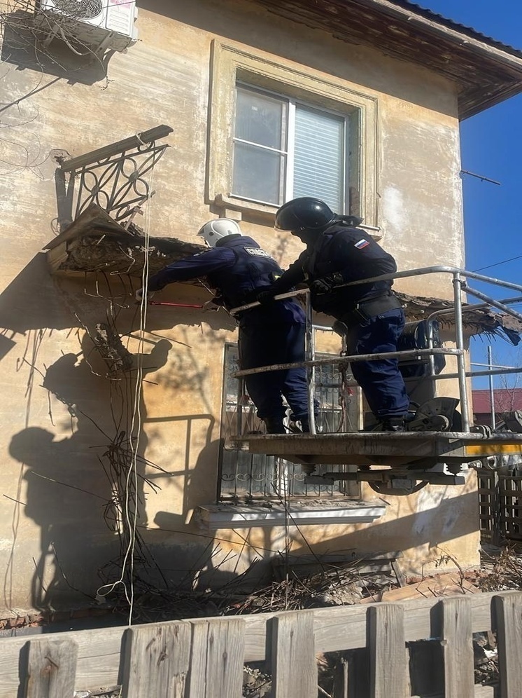 В Астрахани демонтировали балкон, готовый рухнуть на голову прохожих