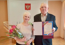 В ЗАГСе Старой Руссы отпраздновали 50-летие семейной жизни Валерия Николаевича и Ирины Андреевны Забродиных, сообщила на своей странице ВКонтакте глава Старорусского округа Елена Комарова
