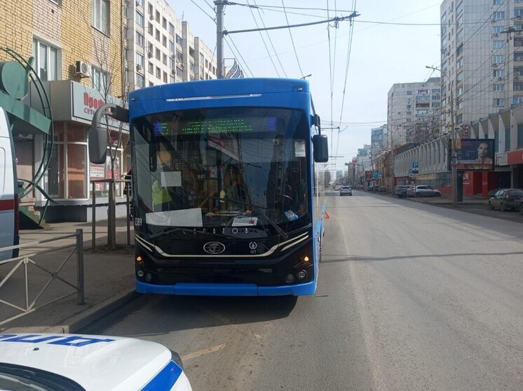 В салоне троллейбуса травмировалась пожилая пассажирка