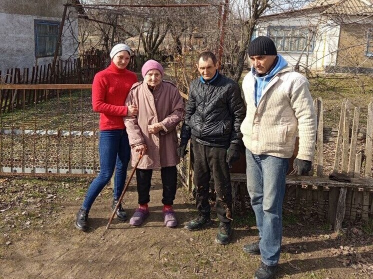 Новокиевские коммунальщики привели в порядок территорию у дома ветерана ВОВ