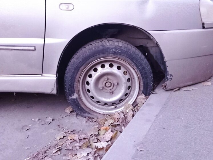 В Энгельсе автомобиль "ушёл" под землю