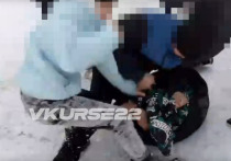 В Кулундинском районе Алтайского края подростки толпой избили сверстника. Как пишет паблик «В Курсе 22», со ссылкой на слова подписчиков, мальчика подвергают травле уже не впервые.