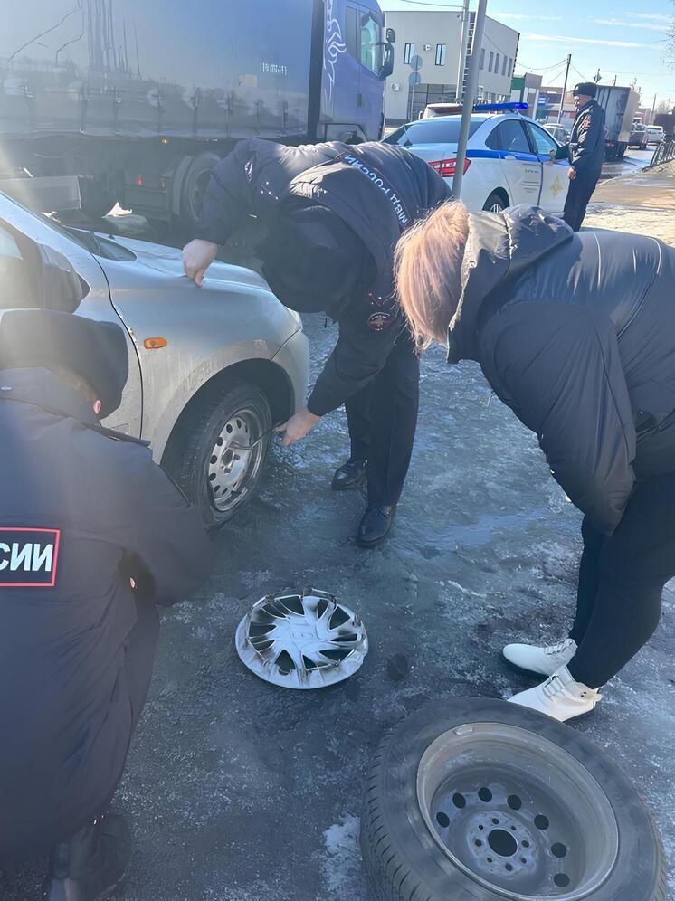 Сотрудники ГИБДД пришли на помощь попавшей в беду на дороге женщину в Самаре