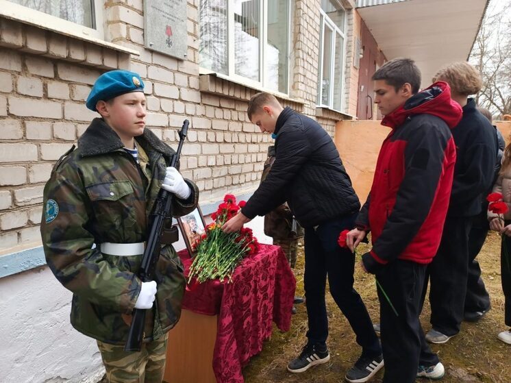 В Вышнем Волочке открыли мемориальную доску в память о погибшем на СВО бойце