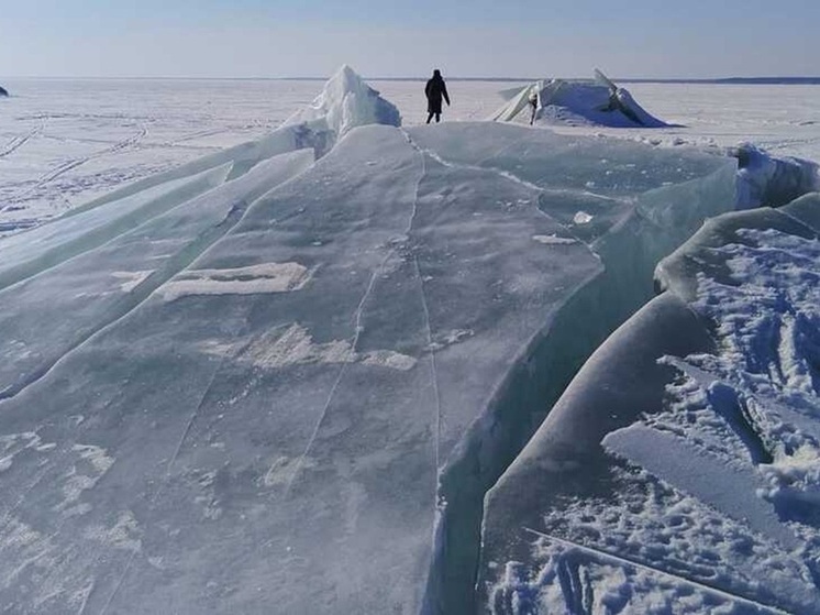 Запах карболовой кислоты ощущается на разломах льда Новосибирского водохранилища