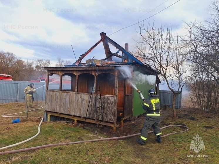 В Орле огнеборцам удалось от пламени спасти жилой дом