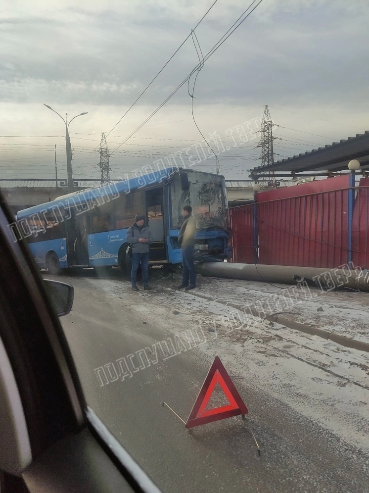 На Коминтерна в Твери автобус снес столб