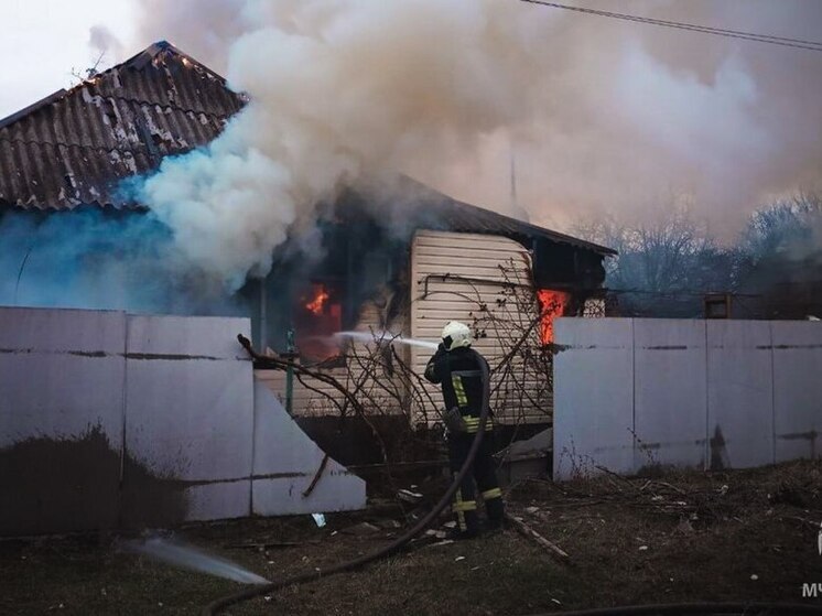 В Лисичанске полыхал дом на двух хозяев